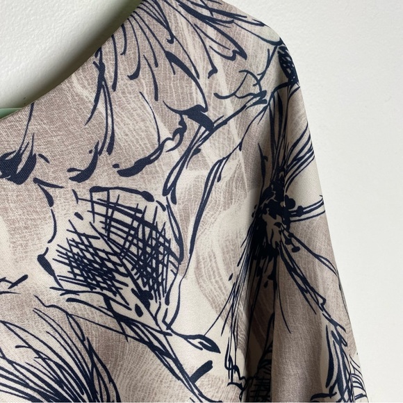 Woman's Blouse- Floral, Lightweight , Vintage - Picture 3 of 10